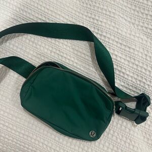 Lululemon Everywhere belt bag 1L - Everglade Green
